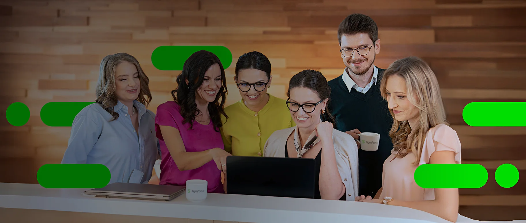 Zespół Symfonii, producenta systemów ERP, finansowych i HR, wspólnie pracuje przy laptopie w biurze firmy